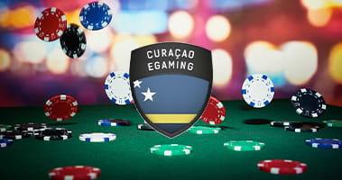 Curaçao eGaming Logo et une table de jeu avec des jetons de casino en baisse.